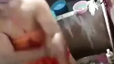 Desi aunty bathing full nude outdoor on mms cam for her lover