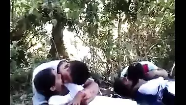 Xxxopenbp - College Couples Enjoying Outdoor Kissing Infront Of Their Friends indian  sex tube