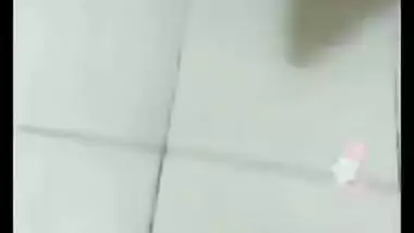 Desi girl wipes her XXX pussy in the shower turning it into sex show