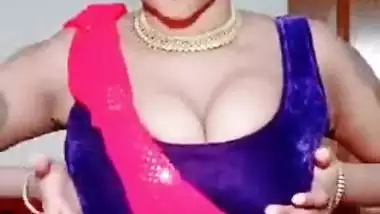 Joyful Desi chick in XXX sari provocatively moves her dazzling body