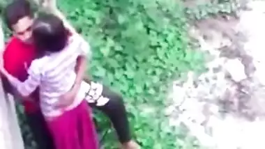Two Indian lovers caught fucking in outdoor garden in Desi mms video