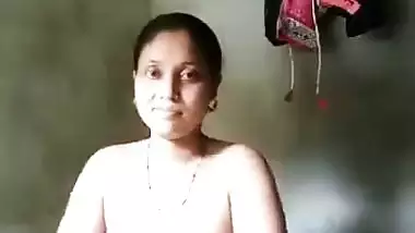 Cheating dehati hottie making her naked selfie in a bathroom