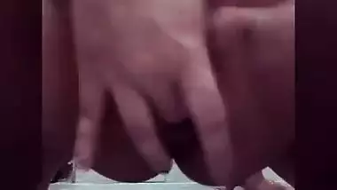 Horny Desi girl uses fingers to satisfy XXX cave in solo sex video