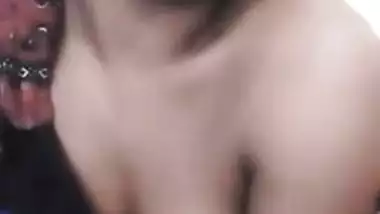 Adorable Indian girl sings XXX song making viewers in mood for sex