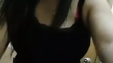 Horny desi bhabi fingering