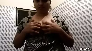 Desi girl thinks her boobies are sexy so she is bound to expose them