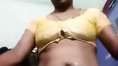 Indian MILF takes off her sex outfit to lay XXX parts open for fans