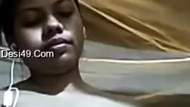 Desi girl puts on earphones to hear guy's porn requests better