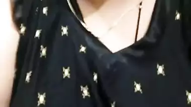 Mature Desi pulls dress up to expose saggy tits in self-made XXX video