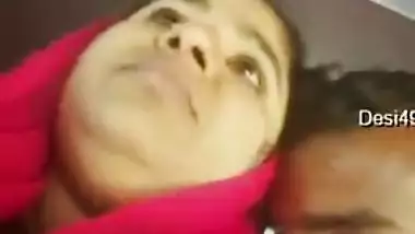 Dude seduces cute Desi auntie to have hot XXX for amateur camera
