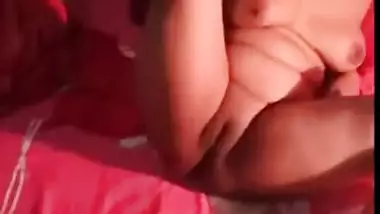 XXX sexual show of Desi woman who flaunts naked body in bed in MMS clip