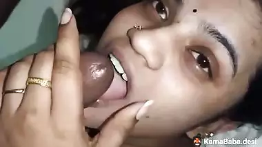 Cheating lady gives a desi blowjob to her horny lover