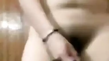 Beautiful Desi chick showing her nude body shapes and dildoing her pussy XXX