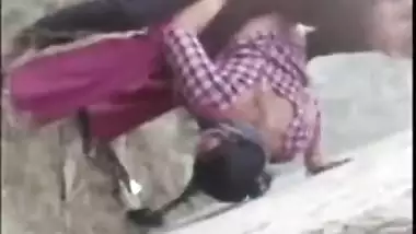 Desi aunty fucking in the outdoor - her got caught and made mms porn