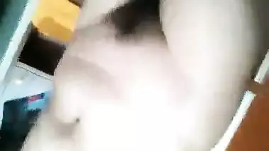 New solo nude video of a beautiful desi girlfriend