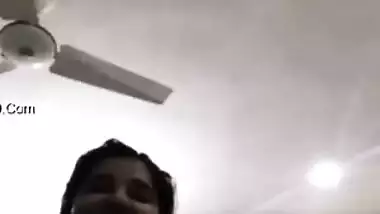 Pretty Desi call-girl takes a XXX bath online posing in a sexy way
