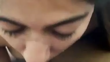 Sexy nude babe gives a desi blowjob to her guy