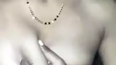 MMS video of Desi girl who puts shaved muff in camera for XXX fans