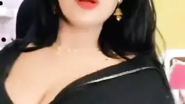 Beautiful Big Titted Nri Babe - Showing Big Boobs Hot Beautiful Girl indian sex tube