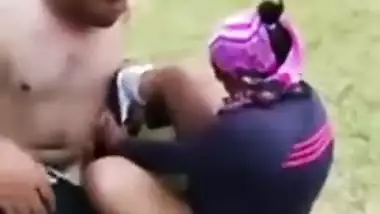 Driver caught lover fucking his wife outdoor in hot Desi mms video