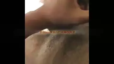 INDIAN SLUT HUNTER - EPISODE 33 : Desi Randi ne Ja pani tel laga kar acche se lund ki maalish Kari. (Beautiful Indian Slut gives a gentle dick massage