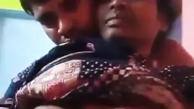 Pervert squeezes mature lady’s boobs in desi aunty sex MMS