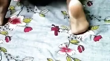 Apni Sali Ko Chut Me Ugali Dalte Dekh - Li Ya