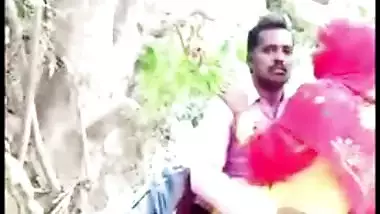 Outdoor Desi mms video of lovers caught having affair in the forest