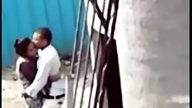 Indian lovers caught making out outdoor in backyard in Desi mms video