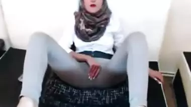 Hijabi playing with her pussy