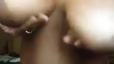 Hot XXX video of busty Desi girl posing naked for her boyfriend