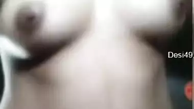 Desi loves own body that is made to be exposed in solo sex video