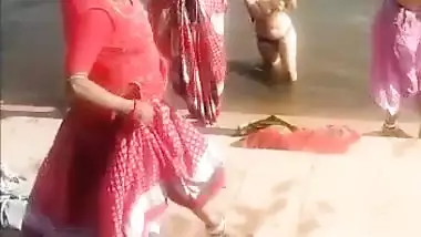 Desi Bhabhi Bathing Toipless In Pond indian sex tube