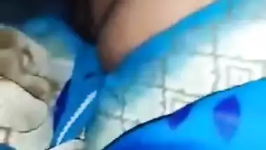 Horny Desi XXX bitch gets her pussy fingered by her neighbour MMS