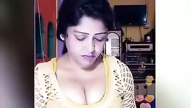 Desivillegesex - Desi Aunty Showing Cleavage On Live Cam indian sex tube