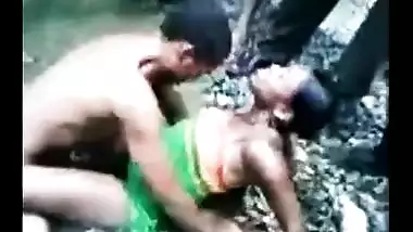Desisex video of a young couple enjoying outdoor sex in a pond
