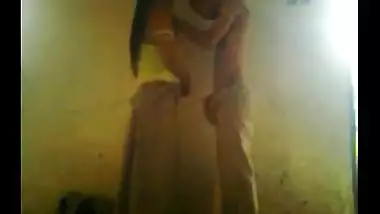 Desi bhabhi hardcore chudai MMS with her Indian young tenant