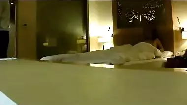 Worker of hotel and naked Indian diva take part in unplanned porn clip