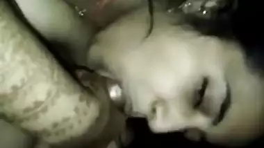 Desi slut gives a XXX blowjob to client who secretly makes an MMS video