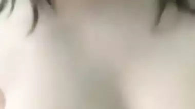 This indian XXX model Gunnjan Aras likes to play nude in instagram