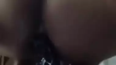 Seule A Ison, Je M Explose Le Cul Avec Le Gros Gode De Ma Mere Pour La Toute Premiere Fois !