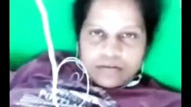 Desi mom is proud of saggy breasts and exposes them to the wanker