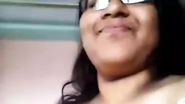 Desi wife exposes round ass and saggy tits for all the XXX watchers