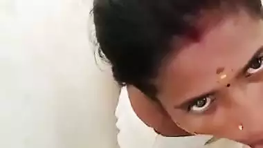 Cheating wife gives an outdoors Tamil blowjob to her BF