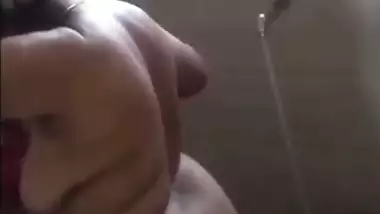 Big ass mature Indian aunty bathing videos online