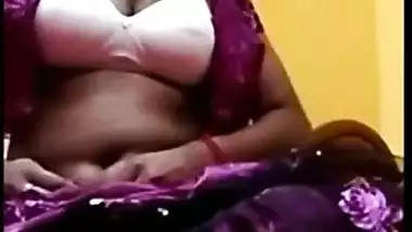 Boy wants to see Indian babe's tits and she is going to show them