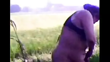 Daring outdoor fuck of bbw aunty