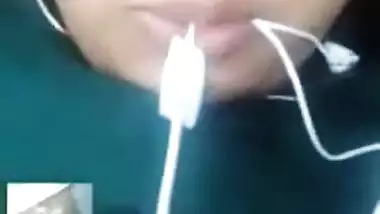 Hot look Desi Clg Girl Showing her Boobs on Video Call New Mms