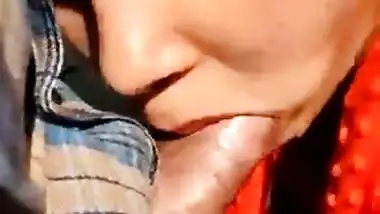 Desi college girl gives XXX blowjob outdoors for amateur POV video