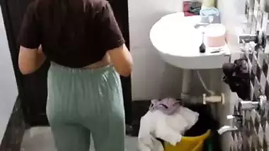 Neighbor girl boobs show before bathing viral MMS